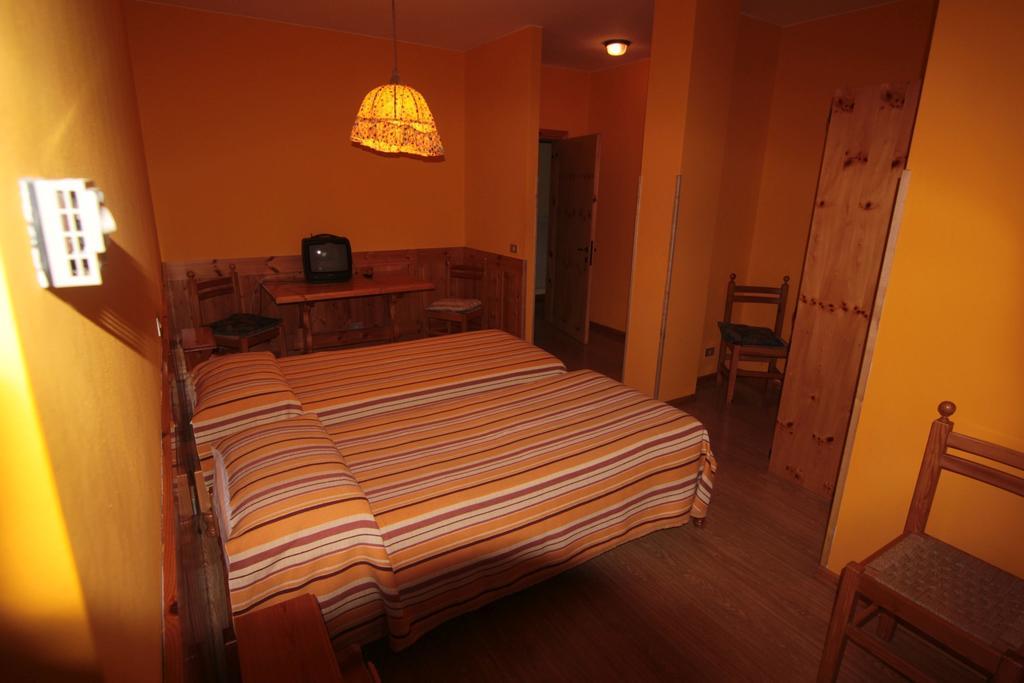 Albergo Trieste Tambre dʼAlpago الغرفة الصورة