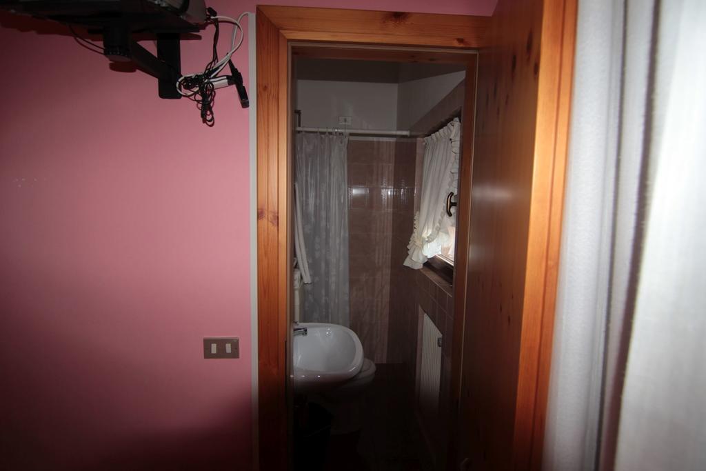 Albergo Trieste Tambre dʼAlpago الغرفة الصورة