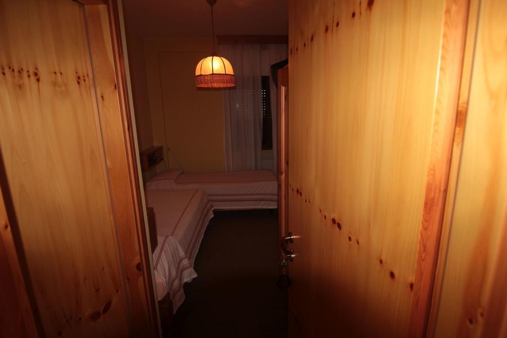 Albergo Trieste Tambre dʼAlpago الغرفة الصورة