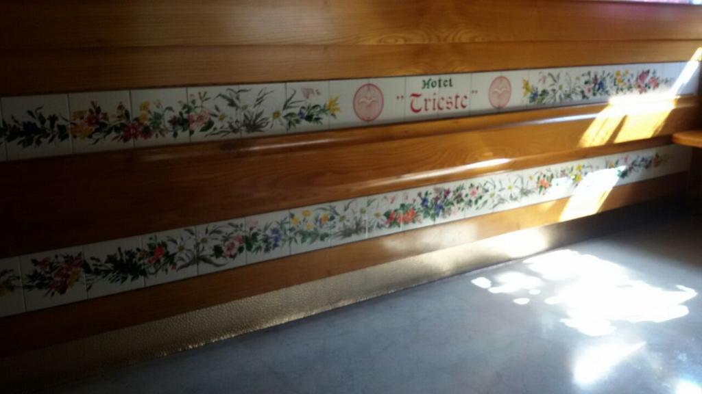 Albergo Trieste Tambre dʼAlpago الغرفة الصورة