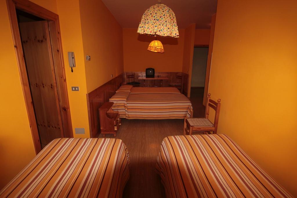 Albergo Trieste Tambre dʼAlpago الغرفة الصورة
