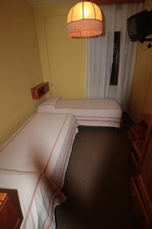 Albergo Trieste Tambre dʼAlpago الغرفة الصورة