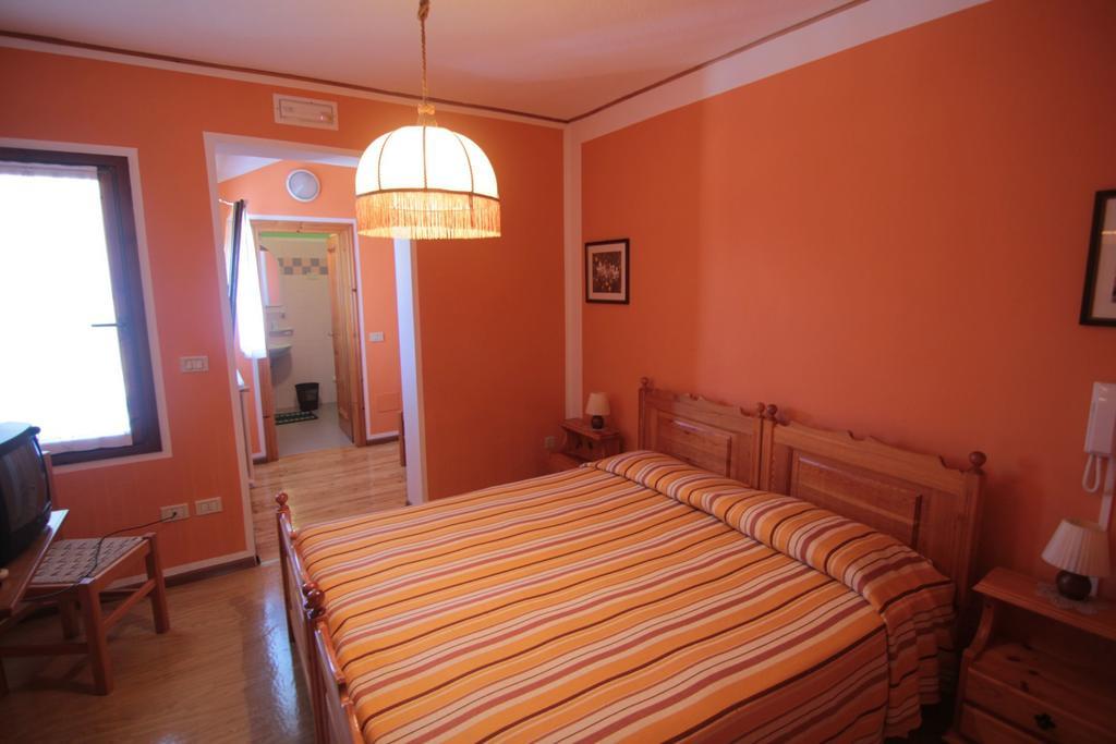 Albergo Trieste Tambre dʼAlpago الغرفة الصورة