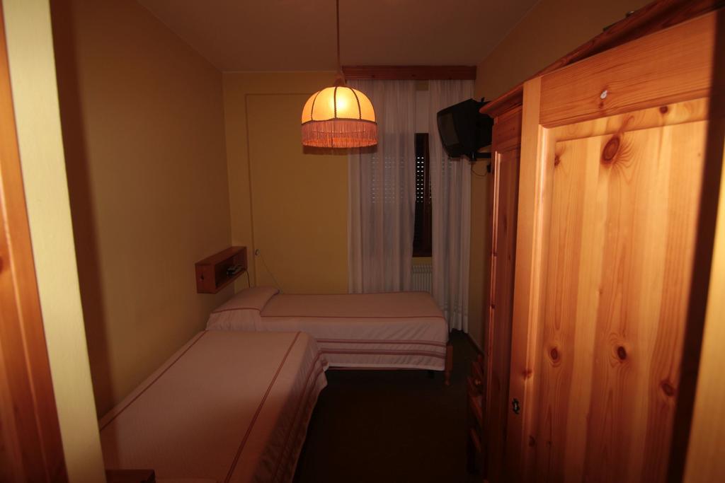 Albergo Trieste Tambre dʼAlpago الغرفة الصورة